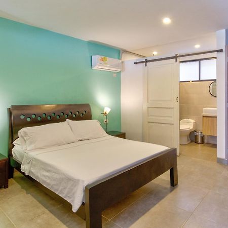 Moonshine Boutique Hostal Кали Экстерьер фото