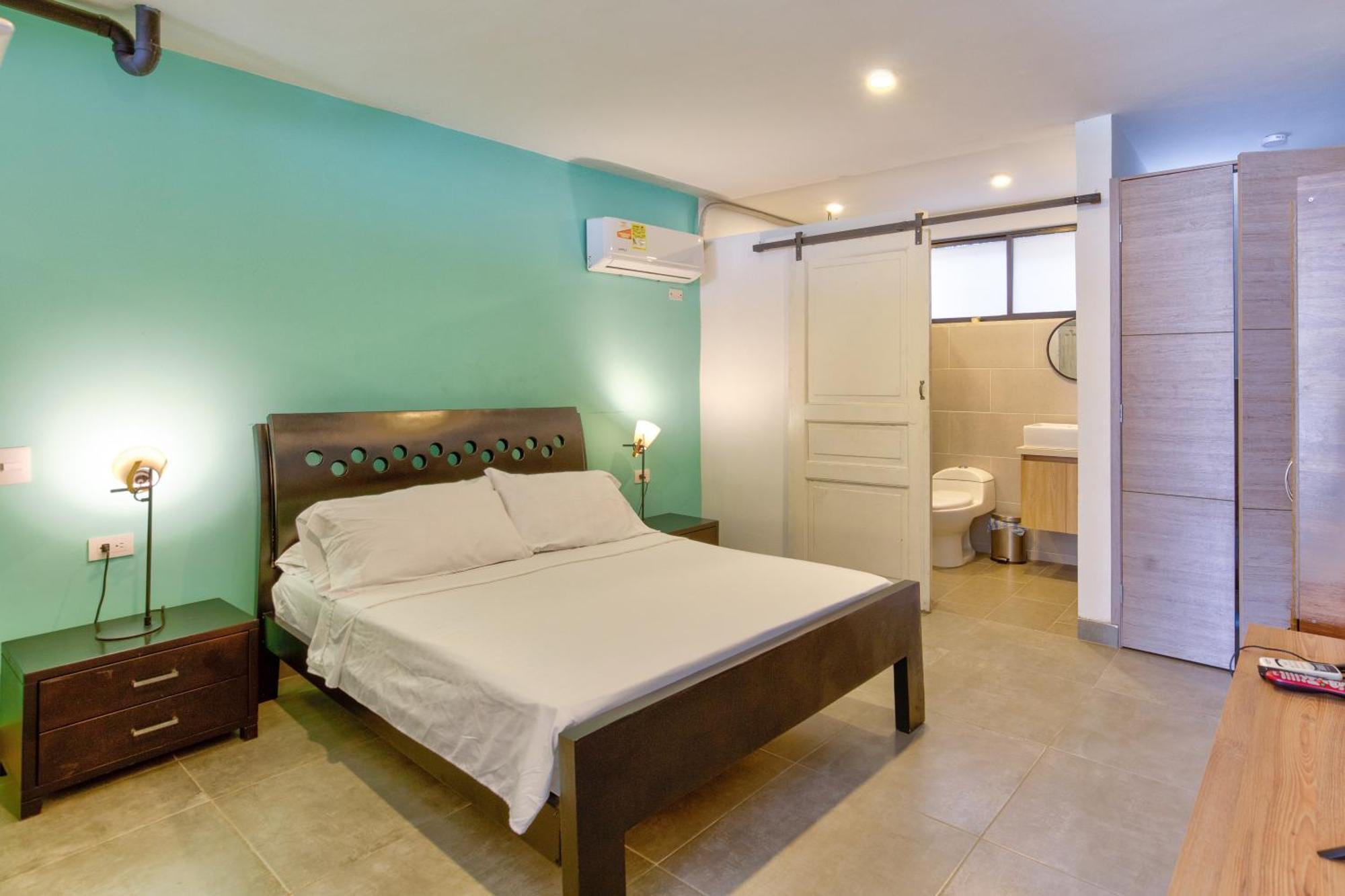 Moonshine Boutique Hostal Кали Экстерьер фото