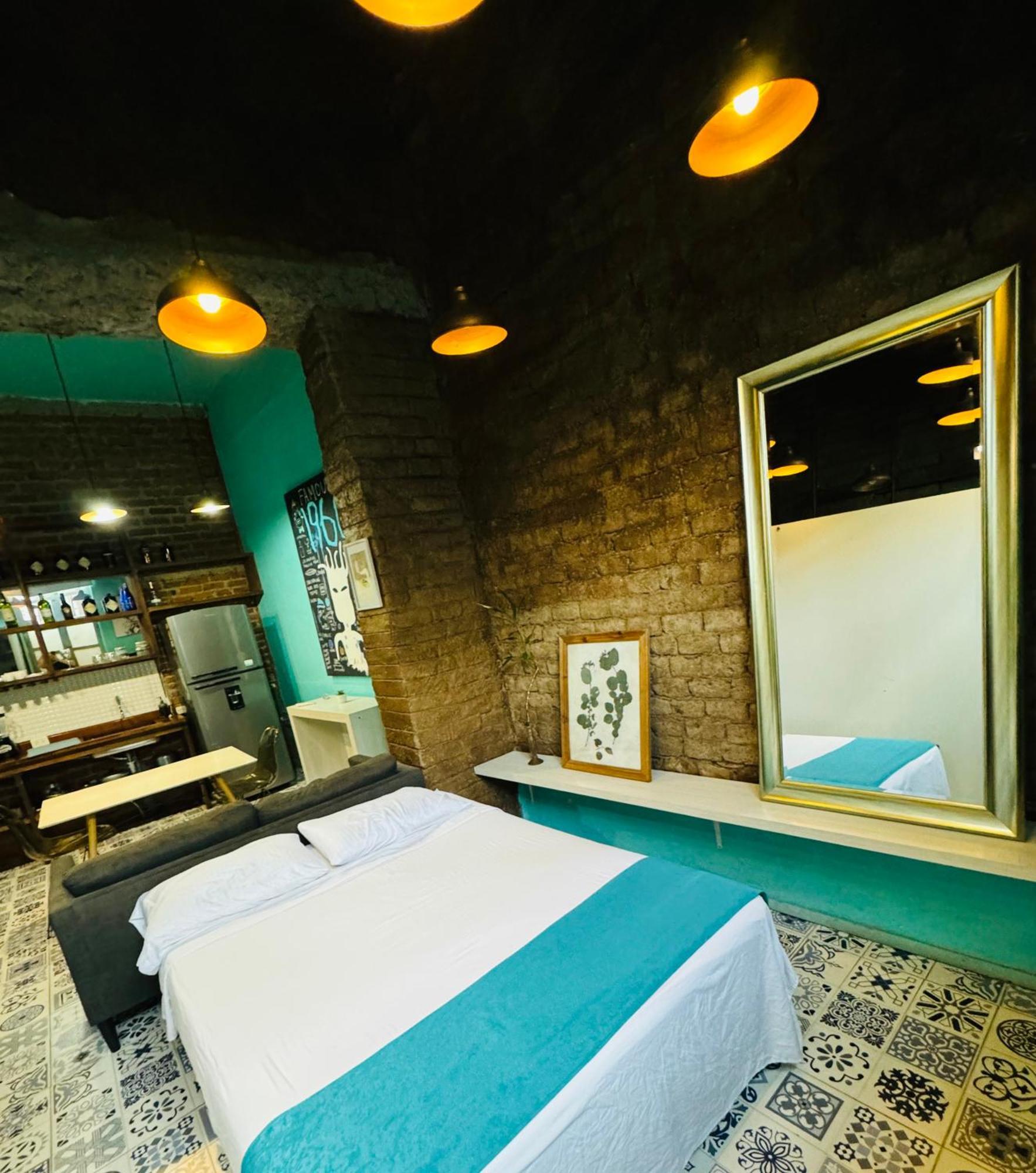 Moonshine Boutique Hostal Кали Экстерьер фото