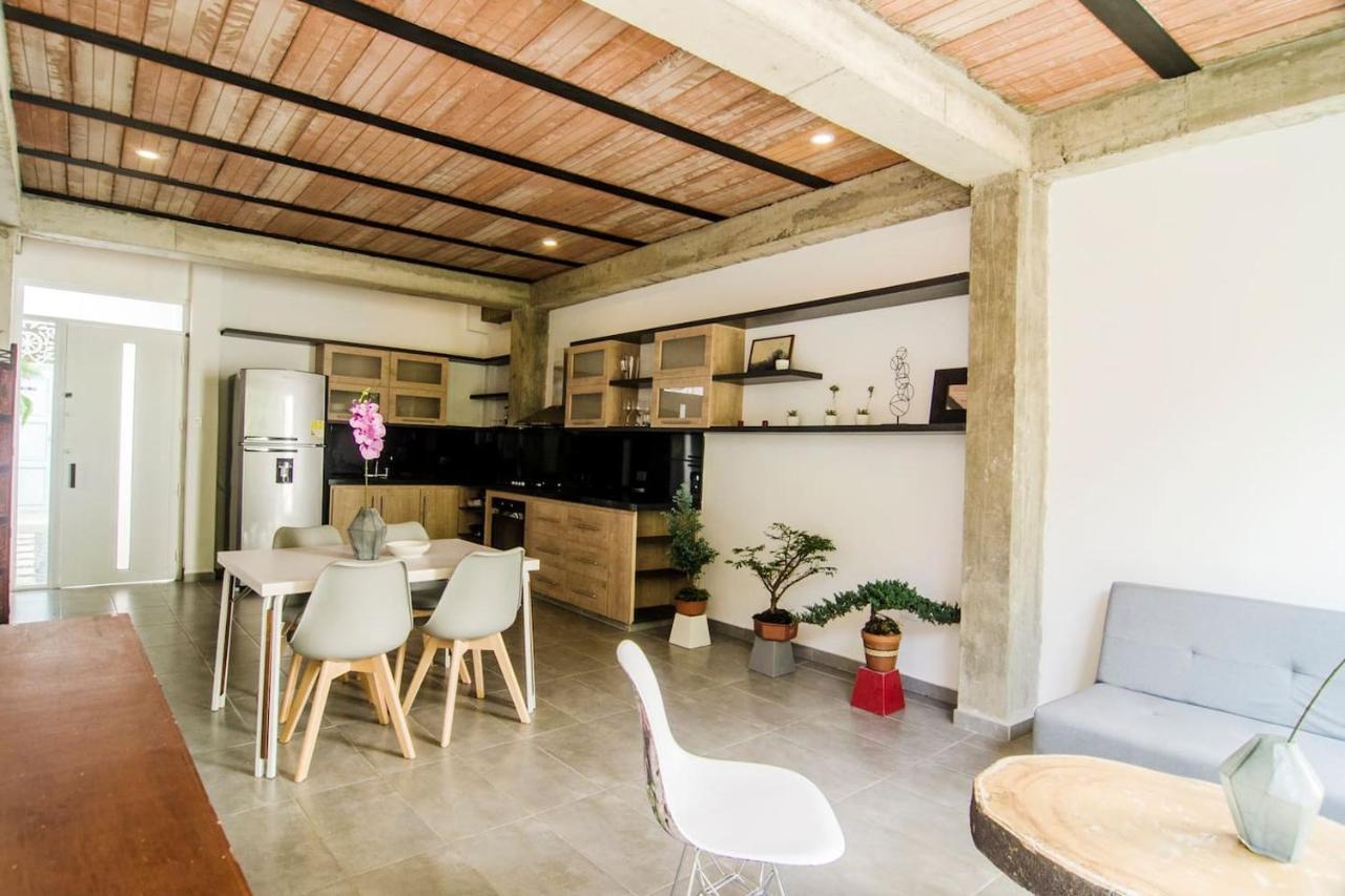 Moonshine Boutique Hostal Кали Экстерьер фото