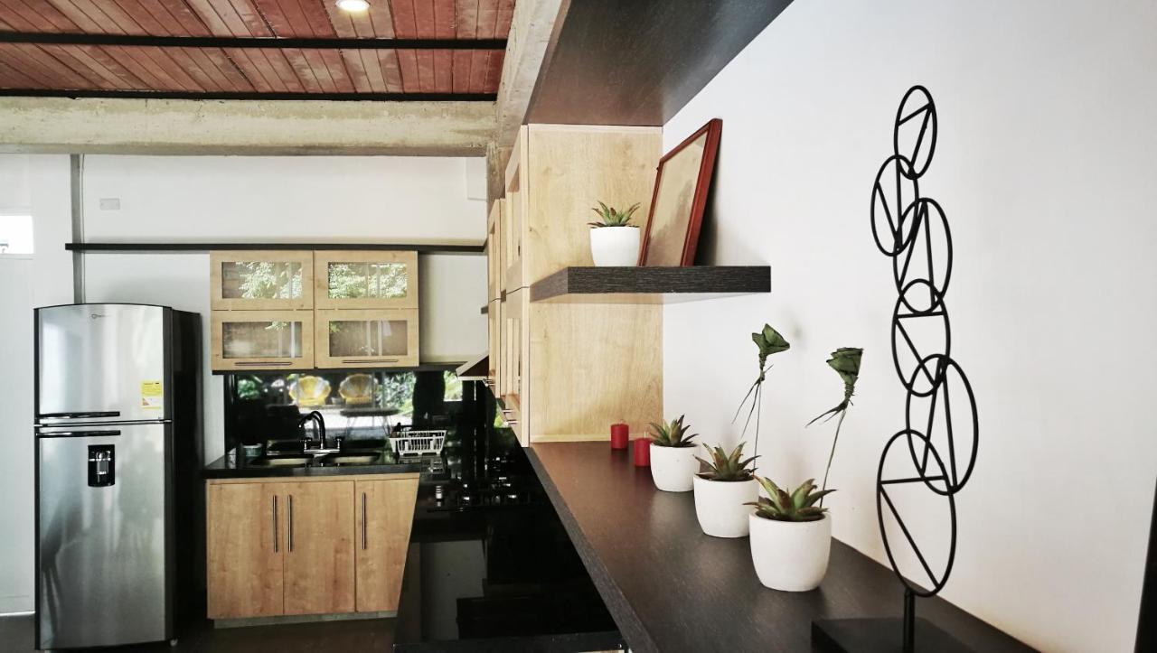 Moonshine Boutique Hostal Кали Экстерьер фото