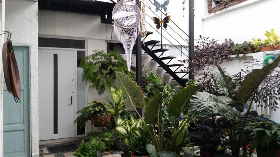 Moonshine Boutique Hostal Кали Экстерьер фото